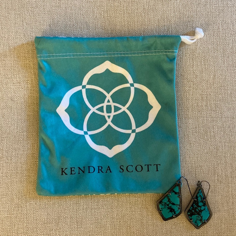 Beautiful and unique Kendra Scott Earrings!